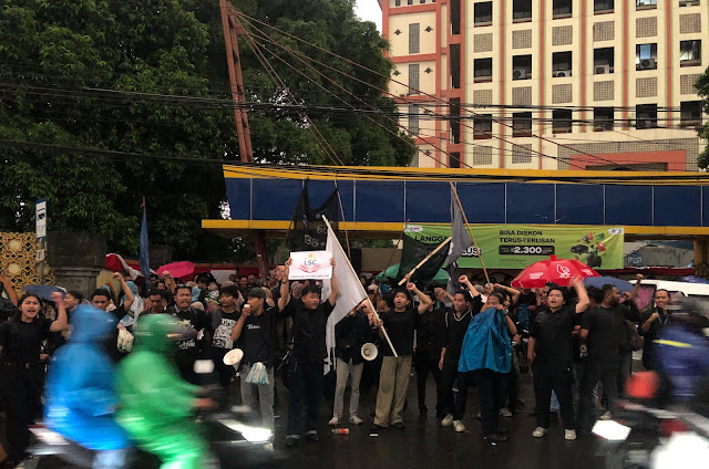 Serukan Aksi Kemanusiaan: PMII Komfuspertum Gelar Aksi Depan Halte UIN hingga Polsek Ciputat
